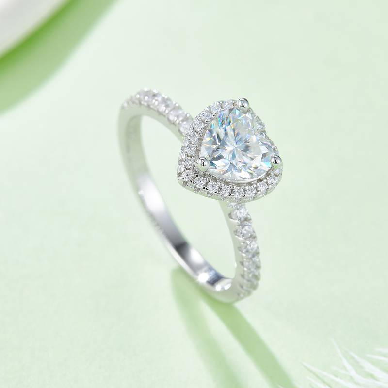 Affordable Luxury心形S925银镀白金MoissaniteWomen's Ring1.0ctD级
